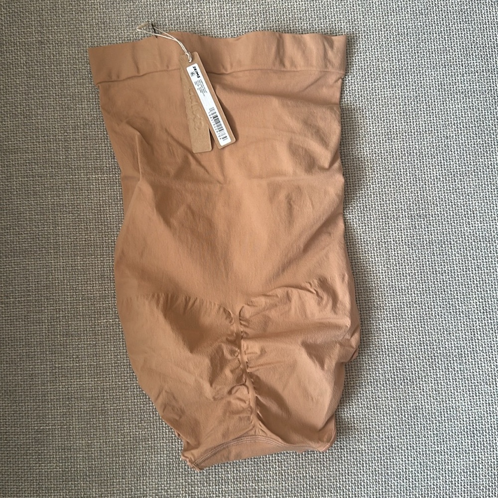 NWT- SKIMS-everyday sculpt high waisted brief ochre. Size XL. - Picture 7 of 8